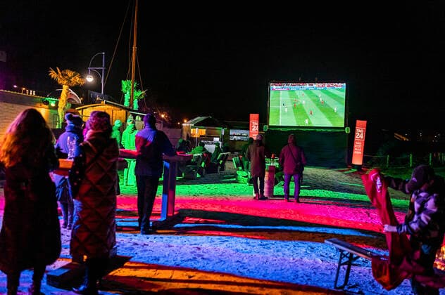 Public Viewing des Nachrichtenportals TAG24 bei der Strandbar Magdeburg. Etwa 70 Fans schauen sich bei 3 Grad Celsius und mit Glühwein die Partie Spanien gegen Deutschland (1:1) der FIFA Weltmeisterschaft 2022 in Katar an. Magdeburg, 27.11.2022