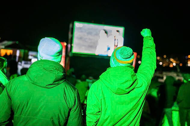 Public Viewing des Nachrichtenportals TAG24 bei der Strandbar Magdeburg. Etwa 70 Fans schauen sich bei 3 Grad Celsius und mit Glühwein die Partie Spanien gegen Deutschland (1:1) der FIFA Weltmeisterschaft 2022 in Katar an. Magdeburg, 27.11.2022