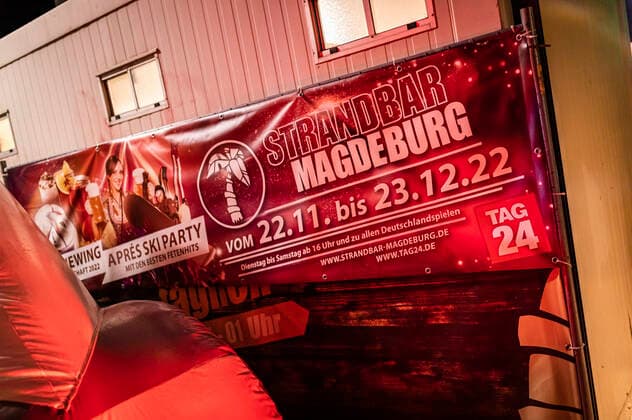 Public Viewing des Nachrichtenportals TAG24 bei der Strandbar Magdeburg. Etwa 70 Fans schauen sich bei 3 Grad Celsius und mit Glühwein die Partie Spanien gegen Deutschland (1:1) der FIFA Weltmeisterschaft 2022 in Katar an. Magdeburg, 27.11.2022