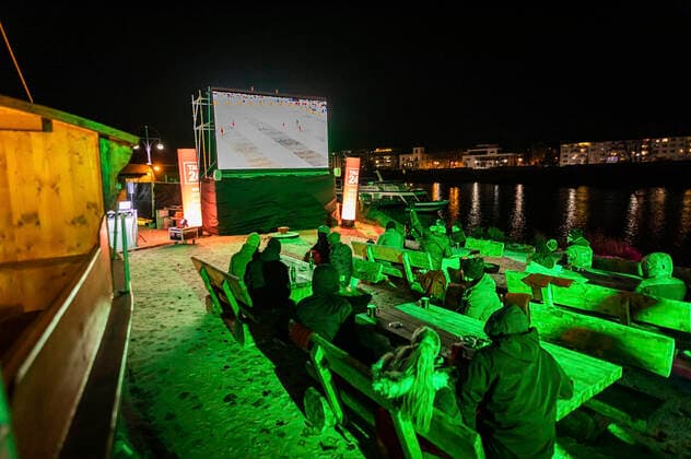 Public Viewing des Nachrichtenportals TAG24 bei der Strandbar Magdeburg. Etwa 70 Fans schauen sich bei 3 Grad Celsius und mit Glühwein die Partie Spanien gegen Deutschland (1:1) der FIFA Weltmeisterschaft 2022 in Katar an. Magdeburg, 27.11.2022