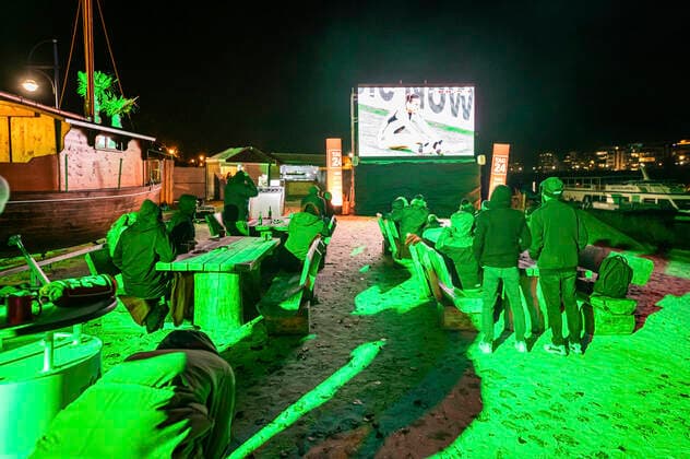 Public Viewing des Nachrichtenportals TAG24 bei der Strandbar Magdeburg. Etwa 70 Fans schauen sich bei 3 Grad Celsius und mit Glühwein die Partie Spanien gegen Deutschland (1:1) der FIFA Weltmeisterschaft 2022 in Katar an. Magdeburg, 27.11.2022