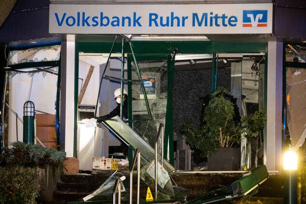 News Themen der Woche KW48 News Bilder des Tages Geldautomat gesprengt - Glasfront zerfetzt - Ruhiges Örtchen wird zur Szenerie von Kriminellen - 4 Täter flüchten in Audi Am 28.11.2022 ereignete sich gegen 03:05 Uhr im Marler Ortsteil Polsum eine Sprengung eines Geldautomaten, welcher im Vorraum einer Bankfiliale aufgestellt war. Die Bankräumlichkeiten wurden dabei erheblich beschädigt. Das Gebäude, in dem sich die Filiale befindet, ist nach derzeitigem Stand aber nicht einsturzgefährdet. Es wurde niemand verletzt. Nach Zeugenangaben flüchtete vom Tatort ein dunkler Pkw, vermutlich Audi mit Gelsenkirchener Kennzeichen, mit hoher Geschwindigkeit in Richtung Gelsenkirchen-Hassel. Das Fahrzeug war demnach mit vier Personen besetzt, von denen drei zur Tatausführung die Bankfiliale b Copyright: 7aktuell.dex xMarcxGruber
