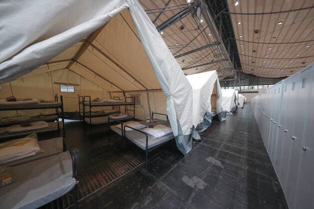 News Themen der Woche KW48 News Bilder des Tages Niedersachsen, Hannover, Messegelände, Messehallen für Geflüchtete. Die Stadt informiert vor Ort über die Einrichtung neuer Messehallen zur Unterbringung von Geflüchteten. *** Lower Saxony, Hanover, exhibition grounds, exhibition halls for refugees The city provides on-site information about the establishment of new exhibition halls for the accommodation of refugees
