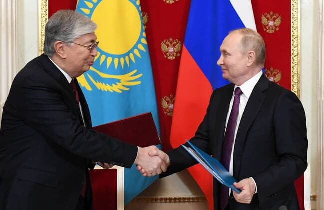 News Themen der Woche KW48 News Bilder des Tages Russia Kazakhstan 8325777 28.11.2022 Kazakh President Kassym-Jomart Tokayev and Russian President Vladimir Putin shake hands during a signing ceremony following their meeting at the Kremlin in Moscow, Russia. Mikhail Klimentyev Sputnik Moscow Russia  Copyright: xMikhailxKlimentyevx