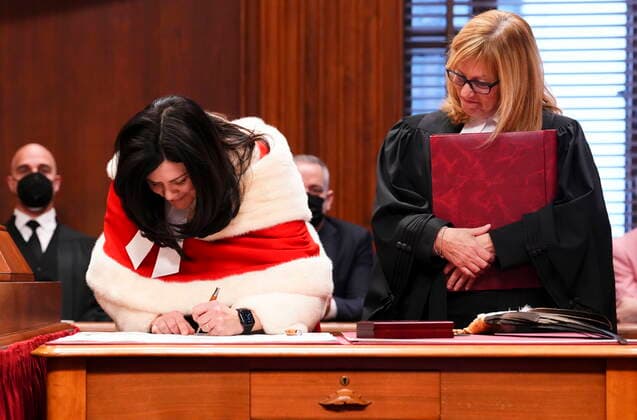 News Bilder des Tages November 28, 2022, Ottawa, ON, CAN: Justice Michelle O™Bonsawin signs the Oath of Allegiance and Oath of Office as she is welcomed during a ceremony at the Supreme Court of Canada in Ottawa, on Monday, Nov 28, 2022. O™Bonsawin is the first Indigenous judge to be appointed to the Supreme Court of Canada. Ottawa CAN  - ZUMAc35_ 20221128_zaf_c35_039 Copyright: xSeanxKilpatrickx