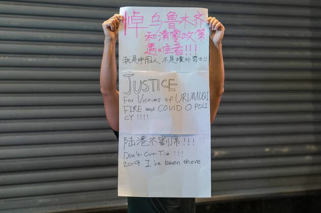 November 28, 2022, Hong Kong: A protester holds up a placard expressing their opinion during demonstration. Dozens gathered in solidarity with those in China rallying against the government s zero-COVID policies. Shortly after chanting do not want authoritarianism, do not want a monarchy, Wong was attacked by an assailant and knocked to the ground. Hong Kong - ZUMAs197 20221128_zaa_s197_144 Copyright: xBenxMaransx