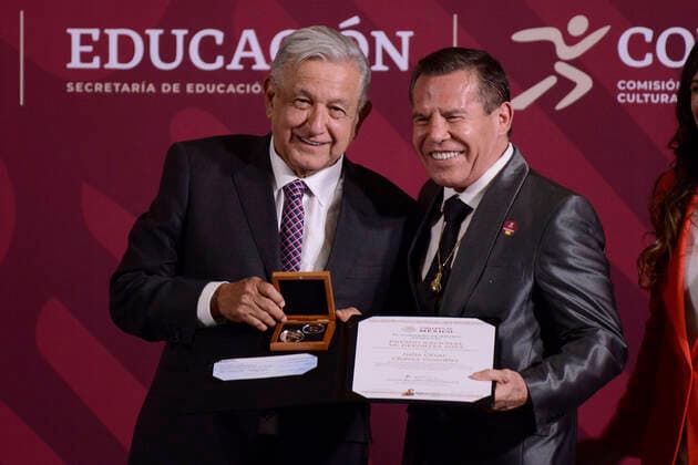 November 28, 2022, Mexico city, Mexico: Former boxing champion Julio Cesar Chavez receives the national sport award by MexicoÃ¢â‚¬â ¢s President Andres Manuel Lopez Obrador during the ceremony of the National Sports Awards at National Palace on November 28, 2022 in Mexico City, Mexico. Mexico City Mexico - ZUMAe321 20221128_zia_e321_025 Copyright: xCarlosxTischler xEyepixxGroupx