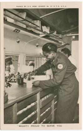 RECORD DATE NOT STATED Picture postcard of a volunteer serving troops out of a Red Cross ?Clubmobile Copyright:xtransporte,transporte,bebida,f?mea,mulheres,mulher,povos,preto,macho,homem,homens,instru??o,pa?s,guy,caf?,museu,guerra,posi??o,For?asxArmadas,s?culo,m?vel,camionete,soldados,soldado,cantina,conceito,AmericanoxAfricano,Africano-Americano,B&W,1940s,afro-american,Ex?rcito,guerra,CruzxVermelha,volunt?rio,volunt?rios,Forties,transportexdexestrada,EstadosxUnidosxDexAmeri,Institui??oxSmithsonian,Segundaxguerraxmundial,Guerraxdexmundoxdois,WWII,pretox&xbranco,pretoxexbranco,B W,guerraxdexmundox2,recrutas,Institui??oxEducacional,20oxs?culo,recruta,heritage,Americano,Am?rica,EUA,photograph,portrait,postcard,voluntary,2ndxWorldxWar,Unknown,mobilexcanteen,Inkxonxpa  Copyright:transporte,transporte,bebida,f?mea,mulheres,mulher,povos,preto,macho,homem,homens,instru??o,pa?s,guy,caf?,museu,guerra,posi??o,For?asxArmadas,s?culo,m?vel,camionete,soldados,soldado,cantina,
