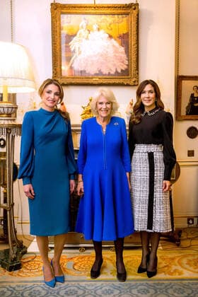 Entertainment Themen der Woche KW48 Entertainment Bilder des Tages 28-11-2022 London In this handout photo from the Queen Rania s office, Jordan s queen, Britain s Queen Consort Camilla and Crown Princess Mary of Denmark pose for a picture at the royal residence of Clarence House in London. Â  Copyright: xPPEx