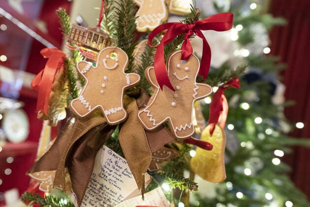Gingerbread cookies and recipes are displayed in the China Room as the 2022 White House Christmas decorations are previewed in the White House in Washington, DC on Monday, November 28, 2022. This year?s holiday theme is We the People. Featuring: General View Where: Washington, District of Columbia, United States When: 28 Nov 2022 Credit: Chris Kleponis CNP startraksphot Cover Images Copyright: xx 52228740 EDITORIAL USE ONLY. NOT FOR USE BY NEWSPAPERS BASED IN THE UK.