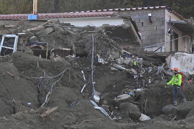 News Themen der Woche KW48 News Bilder des Tages November 29, 2022, ISCHIA: Rescuers during during the operations following the deadly landslide, in Casamicciola, Ischia island, Italy, 29 November 2022. Italy has declared state of emergency following a landslide on Ischia Island which until now has left eight people dead and four missing. A newborn baby and two children are among the confirmed victims of the disaster. Four other people are injured and 230 are homeless after a massive avalanche of mud and debris hit the town of Casamicciola Terme following intense rain. ANSA CIRO FUSCO ISCHIA - ZUMAa110 20221129_zaf_a110_001 Copyright: xCiroxFuscox
