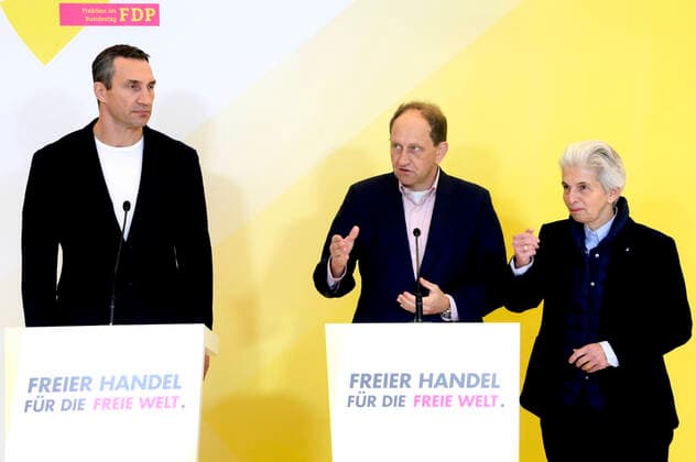 Wladimir Klitschko, Alexander Graf Lambsdorff und Marie-Agnes Strack-Zimmermann bei einem Fototermin vor Beginn der Sitzung des Arbeitskreises Freiheit und Menschenrechte weltweit der FDP-Fraktion auf der Fraktionsebene im Bundestag. Berlin, 29.11.2022 *** Vladimir Klitschko, Alexander Graf Lambsdorff and Marie Agnes Strack Zimmermann during a photo session before the beginning of the meeting of the Working Group on Freedom and Human Rights Worldwide of the FDP parliamentary group at the parliamentary group level in the Bundestag Berlin, 29 11 2022 Foto:xF.xKernx xFuturexImage