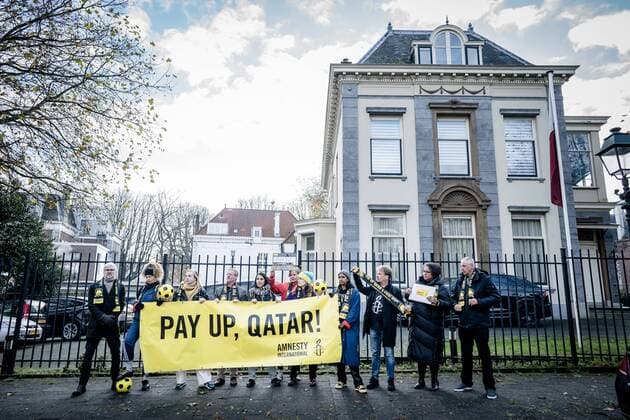 Bilder des Jahres, News 11 November News Bilder des Tages THE HAGUE - Members of Amnesty International prior to offering signatures to the embassy of Qatar. The human rights organization calls on Qatar and FIFA to compensate the affected migrant workers who made the World Cup possible. ANP BART MAAT netherlands out - belgium out *** THE HAGUE Members of Amnesty International prior to offering signatures to the embassy of Qatar The human rights organization calls on Qatar and FIFA to compensate the affected migrant workers who made the World Cup possible ANP BART MAAT netherlands out belgium out  Copyright: xx x458556138x originalFilename: 458556138.jpg