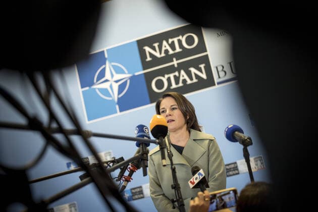 News Themen der Woche KW48 News Bilder des Tages Annalena Baerbock (Buendnis 90 Die Gruenen), Bundesaussenministerin, gibt ein Statement ab vor Beginn des Treffens der NATO Aussenministerinnen und Aussenminister in Bukarest. Bukarest Romania *** Annalena Baerbock Buendnis 90 Die Gruenen , German Foreign Minister, makes a statement before the start of the meeting of NATO Foreign Ministers in Bucharest Bucharest Romania Copyright: xThomasxKoehlerx