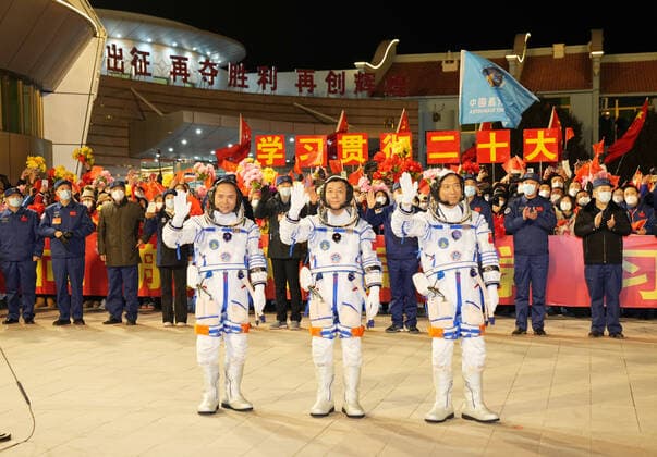 Bilder des Jahres, News 11 November News Bilder des Tages (221129) -- JIUQUAN, Nov. 29, 2022 -- A see-off ceremony for three Chinese astronauts of the Shenzhou-15 manned space mission is held at the Jiuquan Satellite Launch Center in northwest China, Nov. 29, 2022. Astronauts Fei Junlong (R), Deng Qingming (C), and Zhang Lu have received years of arduous training for this six-month mission, during which the construction of China s space station will be officially completed. ) CHINA-JIUQUAN-SHENZHOU-15-ASTRONAUTS-SEE-OFF CEREMONY (CN) LixGang 