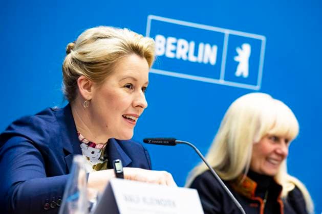 (L-R) Die Regierende Bürgermeisterin Franziska Giffey und Senatorin für Inneres, Digitalisierung und Sport Iris Spranger während der Senatspressekonferenz im Roten Rathaus in Berlin am 29. November 2022. Senatspressekonferenz im Roten Rathaus in Berlin *** L R Governing Mayor Franziska Giffey and Senator for the Interior, Digitalization and Sport Iris Spranger during the Senate press conference at the Red City Hall in Berlin on November 29, 2022 Senate press conference at the Red City Hall in Berlin.