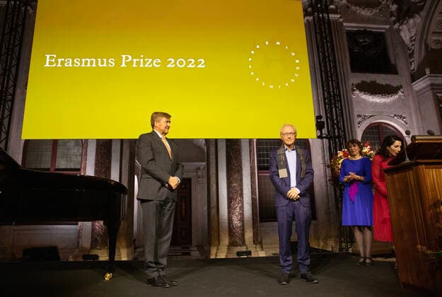 29-11-2022 Amsterdam King Willem-Alexander at the award ceremony of the Erasmus Prize, 150.000,-- euro to the Israeli writer David Grossman (Jerusalem, 1954) in the Royal Palace of Amsterdam. This year theme is Connectors in a Divided World. Â  Copyright: xPPEx