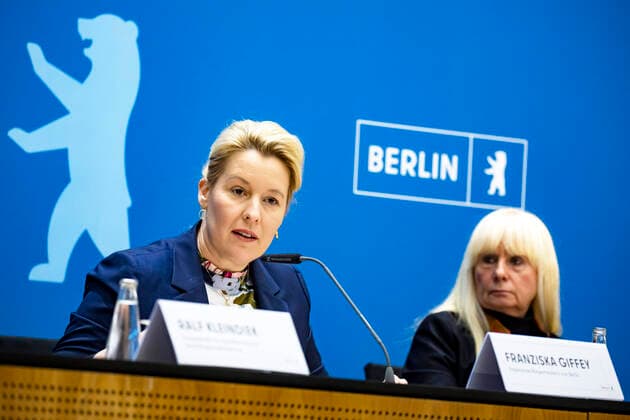 News Themen der Woche KW48 (L-R) Die Regierende Bürgermeisterin Franziska Giffey und Senatorin für Inneres, Digitalisierung und Sport Iris Spranger während der Senatspressekonferenz im Roten Rathaus in Berlin am 29. November 2022. Senatspressekonferenz im Roten Rathaus in Berlin *** L R Governing Mayor Franziska Giffey and Senator for the Interior, Digitalization and Sport Iris Spranger during the Senate press conference at the Red City Hall in Berlin on November 29, 2022 Senate press conference at the Red City Hall in Berlin.