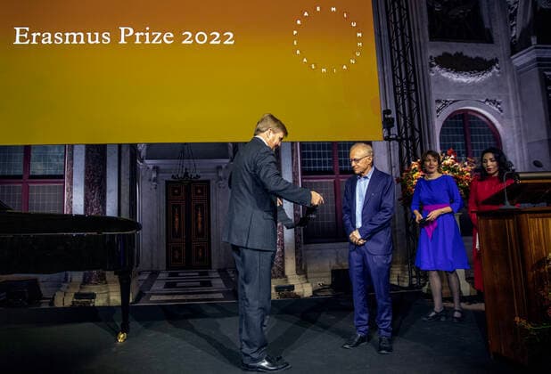 29-11-2022 Amsterdam King Willem-Alexander at the award ceremony of the Erasmus Prize, 150.000,-- euro to the Israeli writer David Grossman (Jerusalem, 1954) in the Royal Palace of Amsterdam. This year theme is Connectors in a Divided World. Â  Copyright: xPPEx