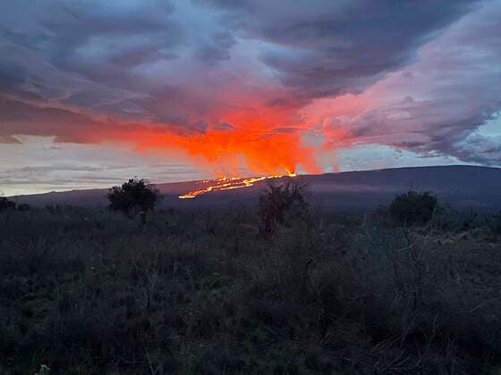 Creative Highlights World November 29, 2022, Mauna Loa, HI, United States of America: View of lava flows during an eruption in the Northeast Rift Zone on the caldera summit of Mauna Loa moving northeast downslope at Hawaii Volcanoes National Park, November 29, 2022 in Hawaii. The new eruption, which is the first since 1984 in the worlds largest active volcano. Mauna Loa United States of America - ZUMAp138 20221129_zaa_p138_001 Copyright: xDavidxFee Usgsx