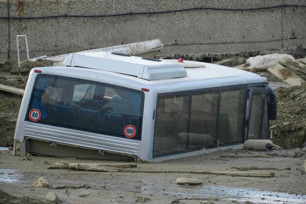 News Themen der Woche KW48 News Bilder des Tages November 29, 2022, Ischia, Campania, Italy: A passenger bus is among debris after a landslide swept the area. Italy has declared state of emergency following a landslide on Ischia Island which until now has left at least eight people dead and four missing. Ischia Italy - ZUMAs236 20221129_zap_s236_014 Copyright: xFabioxSassox