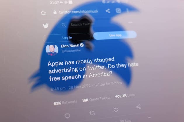 Elon Musk legt sich mit Apple an Tweet: Apple hat die Werbung auf Twitter weitgehend eingestellt. Hassen sie die Meinungsfreiheit in Amerika ? . Nahaufnahme eines Smartphone Bildschirms mit dem Twitter-Profil von Elon Musk mit Twitter und Apple Logos im Hintergrund auf einem Laptop-Bildschirm am 29.11.2022. Musk wandte sich am 28.11.2022 mit einigen Tweets an Apple, die seit kurzem die Werbung auf Twitter komplett eingestellt haben. Apple soll wohl auch grundlos gedroht haben die Twitter App aus dem App-Store zu verbannen. * Tweet: Apple has mostly stopped advertising on Twitter. Do they hate free speech in America ? . Close-up of a smartphone screen with Elon Musk s Twitter profile with Twitter and Apple logos in the background on Copyright: xPieroxNigrox