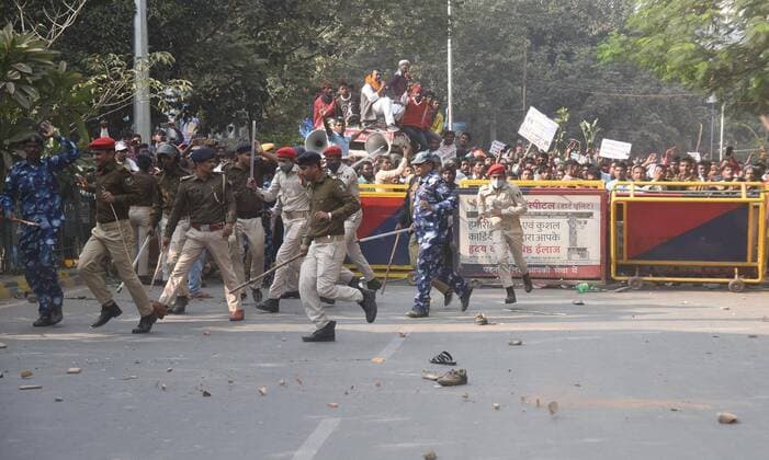 News Themen der Woche KW48 News Bilder des Tages PATNA, INDIA - NOVEMBER 29: Protesters breaking through Police barricades during a protest march by the Pasi community people over a ban on Palm wine (Toddy) in Bihar on November 29, 2022 in Patna, India. (Photo by Santosh Kumar Hindustan Times) Pasi Community Protest Against Ban On Toddy