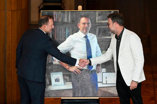 News Bilder des Tages TONY ABBOTT PORTRAIT UNVEILING, Former Australian prime minister Tony Abbott (left) shakes hands with artist Johannes Leak during the unveiling of his official portrait at Parliament House in Canberra, Wednesday, November 30, 2022. ( NO ARCHIVING, EDITORIAL USE ONLY, NO USE IN BOOKS WITHOUT CONSENT CANBERRA ACT AUSTRALIA  Copyright: xLUKASxCOCHx 20221130001736826121