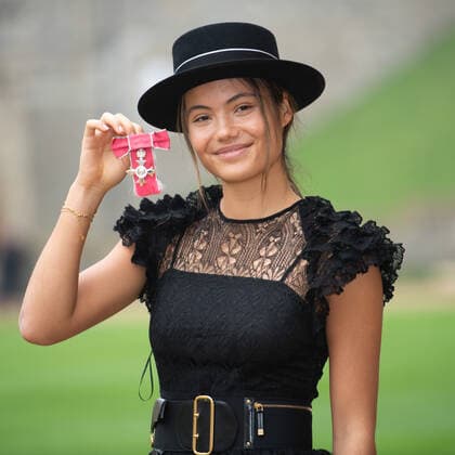 . 29 11 2022. Windsor, United Kingdom. Emma Raducanu with her MBE after an Investiture at Windsor Castle, United Kingdom.  xPoolx xi-Imagesx IIM-23972-0001
