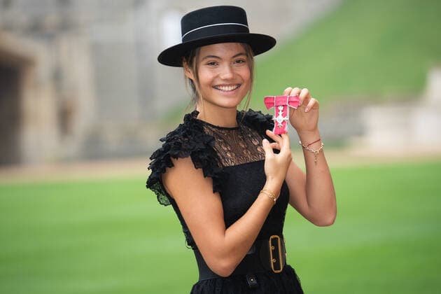 . 29 11 2022. Windsor, United Kingdom. Emma Raducanu with her MBE after an Investiture at Windsor Castle, United Kingdom.  xPoolx xi-Imagesx IIM-23972-0008