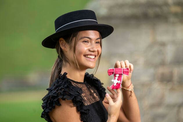 . 29 11 2022. Windsor, United Kingdom. Emma Raducanu with her MBE after an Investiture at Windsor Castle, United Kingdom.  xPoolx xi-Imagesx IIM-23972-0010
