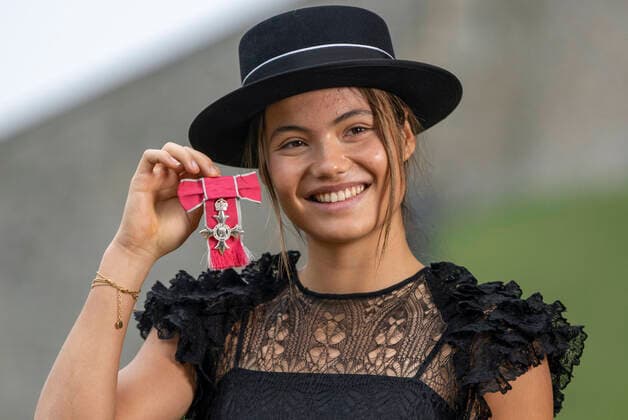 Bilder des Jahres 2022, Entertainment 11 November Entertainment Themen der Woche KW48 Entertainment Bilder des Tages . 29 11 2022. Windsor, United Kingdom. Emma Raducanu with her MBE after an Investiture at Windsor Castle, United Kingdom.  xPoolx xi-Imagesx IIM-23972-0020