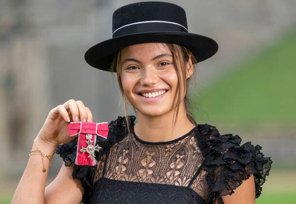 . 29 11 2022. Windsor, United Kingdom. Emma Raducanu with her MBE after an Investiture at Windsor Castle, United Kingdom.  xPoolx xi-Imagesx IIM-23972-0029