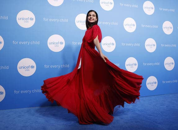 Bilder des Jahres 2022, Entertainment 11 November Entertainment Themen der Woche KW48 Entertainment Bilder des Tages Aria Mia Loberti arrives on the red carpet at the 2022 UNICEF Gala at The Glasshouse on Tuesday, November 29, 2022 in New York City.  NYP20221129142 JOHNxANGELILLO