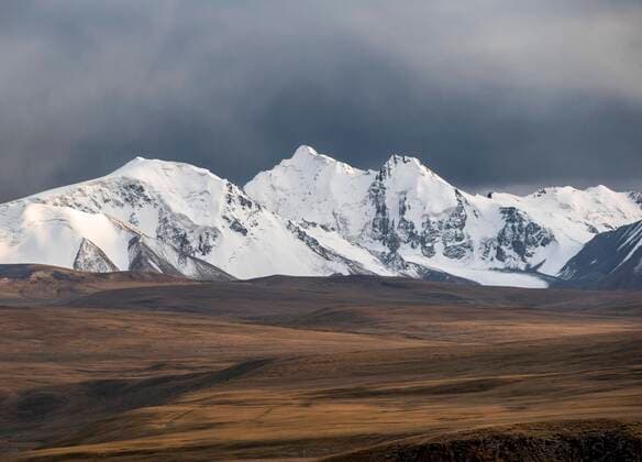 Creative Highlights World Vergletscherte und schneebedeckte Berge im Abendlicht, Tian Shan, Himmelsgebirge, dramatischer Himmel, Sary Jaz Tal, Kirgistan, Asien *** glaciated and snow-covered Mountains at evening light, Tian Shan, sky mountains, More dramatic Heaven, Sary Jaz Valley, Kyrgyzstan, Asia Copyright: imageBROKER/MaraxBrandl ibxmab08801334.jpg