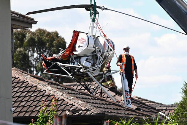 Bilder des Jahres, News 11 November News Themen der Woche KW48 News Bilder des Tages HELICOPTER CRASH MELBOURNE, Emergency services remove the wreckage of a helicopter from the repp of a home in Mentone, a suburb of Melbourne, Wednesday, November 30, 2022. A helicopter pilot has been taken to hospital after his aircraft crashed through the roof of a home in Melbourne s southeast. ( NO ARCHIVING, EDITORIAL USE ONLY, NO USE IN BOOKS WITHOUT CONSENT MELBOURNE VICTORIA AUSTRALIA  Copyright: xJOELxCARRETTx 20221130001736872955