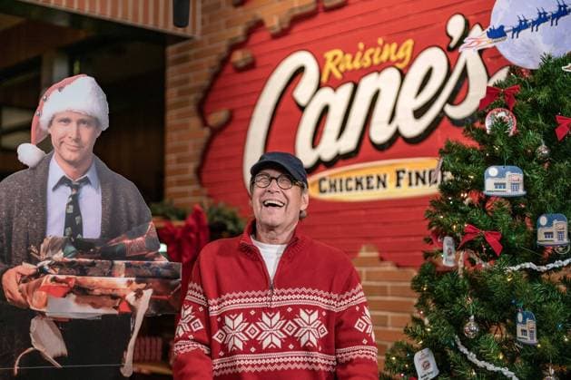 November 29, 2022, Morton Grove, Illinois, USA: CHEVY CHASE 79, laughs after a funny note from a director while shooting an advert for Raising Cane s in Morton Grove, IL Morton Grove USA - ZUMAr170 20221129_znp_r170_008 Copyright: xChrisxRihax