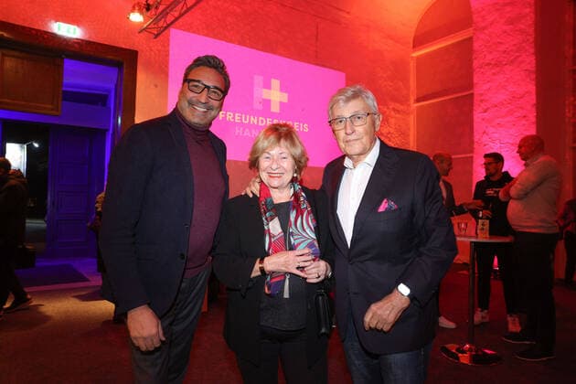 Verleihung des Stadtkulturpreises 2022 an Fury in the Slaughterhouse durch den Freundeskreis Hannover in der Orangerie Herrenhausen am 29.November 2022. Der Sonderpreis für herausragendes bürgeliches Engagement wurde an Neues Land e.V. verliehen. Mousse T, Dr. Ricarda und Dr Udo Niedergerke,