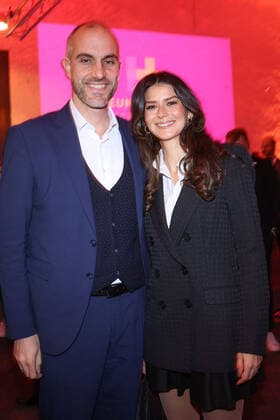 Verleihung des Stadtkulturpreises 2022 an Fury in the Slaughterhouse durch den Freundeskreis Hannover in der Orangerie Herrenhausen am 29.November 2022. Der Sonderpreis für herausragendes bürgeliches Engagement wurde an Neues Land e.V. verliehen.,Belit Onay (Grüne) und seine Ehefrau Derya