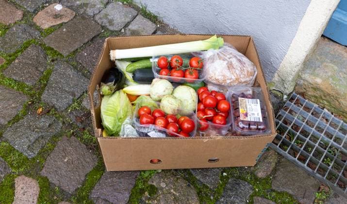 29.11.2022, Deutschland, Symbolbild, auf dem Foto die Lieferkiste einer Tafel Deutschland, gefüllt mit Obst, Gemüse und Brot, fotografiert vor der Haustür von Bedürftigen *** 29 11 2022, Germany, symbol picture, on the photo the delivery box of a food bank Germany, filled with fruit, vegetables and bread, photographed in front of the door of needy people