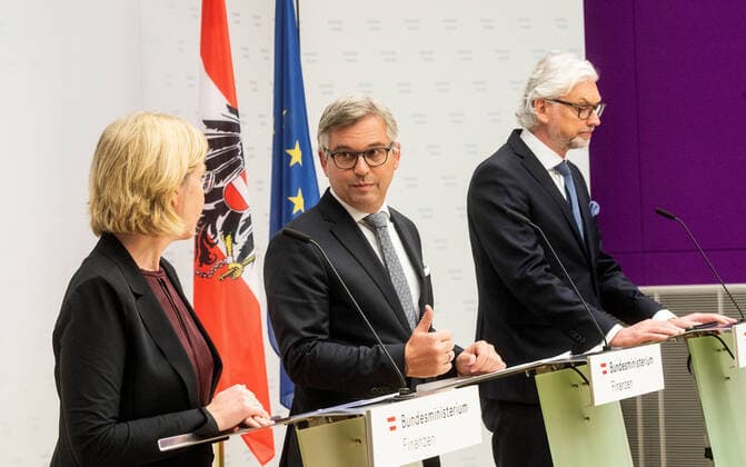 News Themen der Woche KW48 News Bilder des Tages 20221130 Pressekonferenz zum Start der Stromkostenbremse NICKELSDORF, OESTERREICH - 30. NOVEMBER: Infrastrukturministerin Leonore Gewessler (Gruene), Finanzminister Magnus Brunner (OEVP) und Praesident Oesterreichs Energie Michael Strugl bei einer Pressekonferenz zum Start der Stromkostenbremse im Finanzministerium am 30. November, 2022 in Wien, Oesterreich. 221130_SEPA_32_002 Copyright: xMartinxJuenx SEPAxMedia