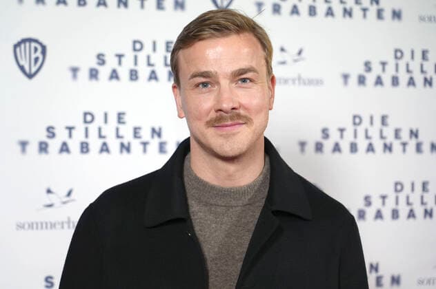 Bilder des Jahres 2022, Entertainment 11 November Albrecht Schuch bei der Premiere des Kinofilms Die stillen Trabanten in den Passage Kinos. Leipzig, 29.11.2022 *** Albrecht Schuch at the premiere of the feature film Die stillen Trabanten at Passage Kinos Leipzig, 29 11 2022 Foto:xB.xBartschx xFuturexImage