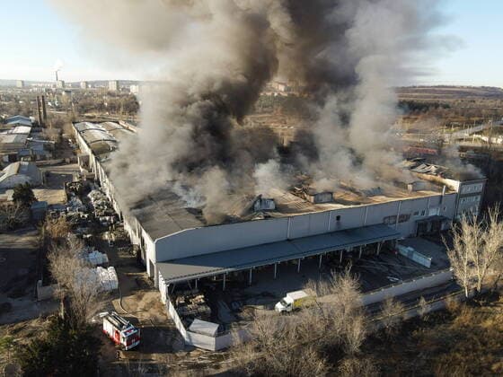 News Themen der Woche KW48 News Bilder des Tages RUSSIA, VOLGOGRAD - NOVEMBER 30, 2022: Smoke rises over a plastics warehouse hit by fire in Volgograd s Kirovsky District. The fire covers an area of 1,500 square meters. No casualties have been reported. Dmitry Rogulin TASS  56161270