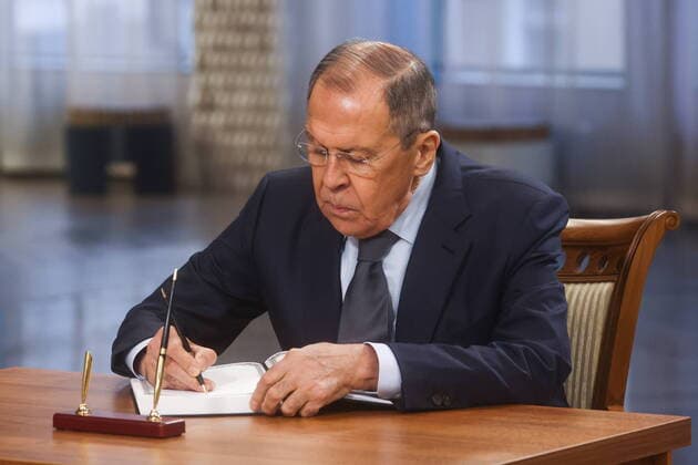 News Themen der Woche KW48 News Bilder des Tages RUSSIA, MOSCOW - NOVEMBER 30, 2022: Russia s Foreign Minister Sergei Lavrov signs a book of condolence at the Belarusian Embassy following the death of Belarus Foreign Minister Vladimir Makei. Makei died on November 26 aged 64. Stanislav Krasilnikov TASS  56166459