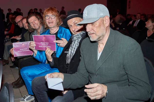 Gero Drnek, Christian Decker, Rainer Schumann, Christof Stein-Schneider, Thorsten Wingenfelder und Kai Wingenfelder bei der Verleihung des Stadtkulturpreises 2022 durch den Freundeskreis Hannover an Fury in the Slaughterhouse in der Orangerie Herrenhausen. Hannover, 29.12.2022