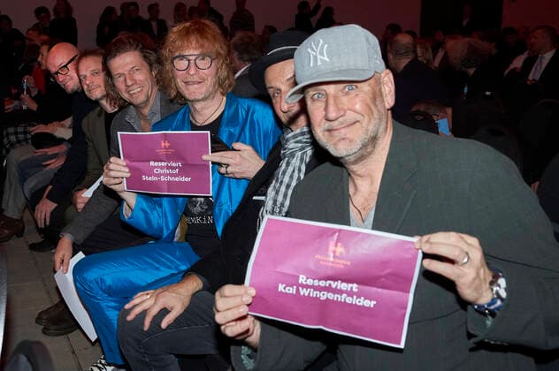 Gero Drnek, Christian Decker, Rainer Schumann, Christof Stein-Schneider, Thorsten Wingenfelder und Kai Wingenfelder bei der Verleihung des Stadtkulturpreises 2022 durch den Freundeskreis Hannover an Fury in the Slaughterhouse in der Orangerie Herrenhausen. Hannover, 29.12.2022
