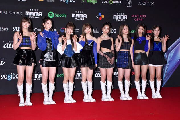 NiziU bei der Verleihung der MAMA Awards 2022 im Kyocera Dome. Osaka, 30.11.2022