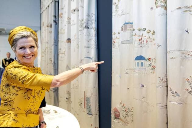 Bilder des Jahres 2022, Entertainment 11 November Entertainment Themen der Woche KW48 Entertainment Bilder des Tages TILBURG - Queen Maxima looks at the new curtains that are to be hung in the Chinese Hall of Paleis Huis ten Bosch during the opening of the exhibition Royal embroidery, stories and craftsmanship in the Tilburg Textile Museum. ANP ROBIN VAN LONKHUIJSEN netherlands out - belgium out *** TILBURG Queen Maxima looks at the new curtains that are to be hung in the Chinese Hall of Paleis Huis ten Bosch during the opening of the exhibition Royal embroidery, stories and craftsmanship in the Tilburg Textile Museum ANP ROBIN VAN LONKHUIJSEN netherlands out belgium out  Copyright: xx x458623339x originalFilename: 458623339.jpg