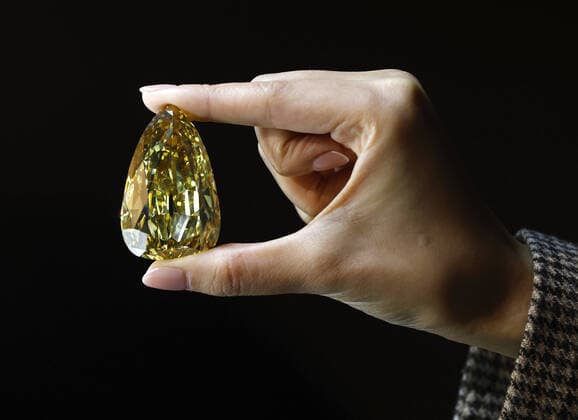 Bilder des Jahres, News 12 Dezember News Themen der Woche KW48 News Bilder des Tages The Golden Canary, a colossal 303.10 carat fancy deep brownish yellow diamond andÊthe largest flawless or internally flawless diamond in the world estimated in excess of $15 Million, is on display at a preview of Luxury Week Auctions at Sotheby s in New York City on Wednesday, November 30, 2022.  NYP20221130109 JOHNxANGELILLO