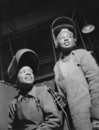 RECORD DATE NOT STATED Women welders at the Landers, Frary, and Clark plant, New Britain, Connecticut, 1943. Creator: Gordon Parks. Copyright:xHeritagexArt HeritagexImagesx IMAGO ,2902876 ! ACHTUNG: AUFNAHMEDATUM GESCHÄTZT!  Copyright:HeritagexArt HeritagexImagesx IMAGO